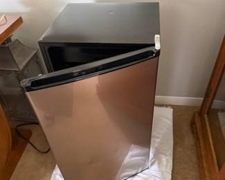 Small fridge ( fits in the bar)