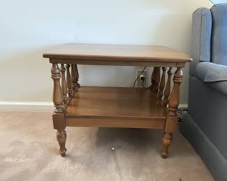 Ethan Allen Heirloom Nutmeg Maple Colonial Early American End Table
