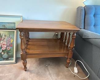 Ethan Allen Heirloom Nutmeg Maple Colonial Early American End Table