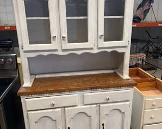 CHINA CABINET / HUTCH