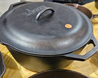LODGE CAST IRON DUTCH OVEN WITH LID