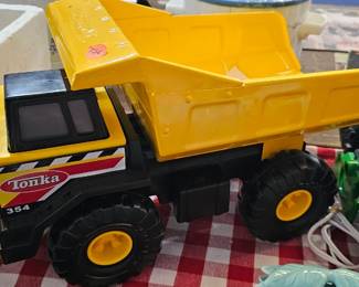 TONKA DUMP TRUCK TOY