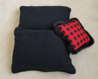 z Two Pillow Shams w Inserts and One Accent Pillow