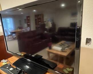 e Magnavox 32Inch LED HDTV with Core Innovations Indoor Fabric Antenna