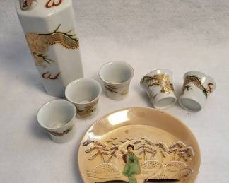 d Vintage Asian Porcelain Sake set with 5 cups and Decorative Dish