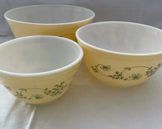 k Vintage Pyrex Nesting Mixing Bowls  Set of 3  Yellow  Green