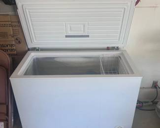 g Frigidaire Electrolux Chest Freezer Model FFFC09M1RW
