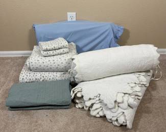 z Full Sized Bedding Set with Floral Patterns, Scalloped Quilt, and Memory Foam Pillow