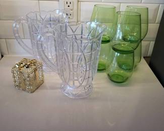 k Clear Plastic Patterned Pitchers with Green Plastic Stemless Glasses and Decorative Gold Wire Gift Box