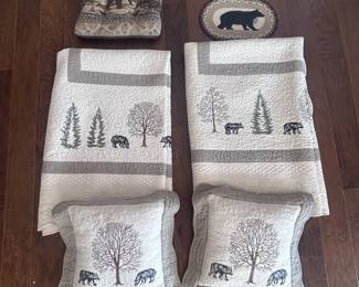 z BearThemed Cabin Dcor Items Including Matching Quilts  Pillows