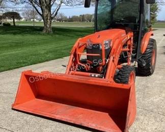 LOW HOURS, Kubota B2650HSDC diesel Description tractor with cab, blade & bucket
