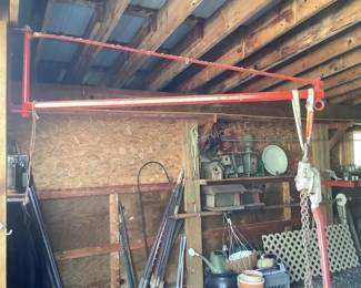 Shop crane with 3/4 ton coffins hoist