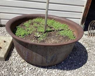 Cast iron hog kettle / planter