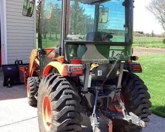 LOW HOURS, Kubota B2650HSDC diesel Description tractor with cab, blade & bucket