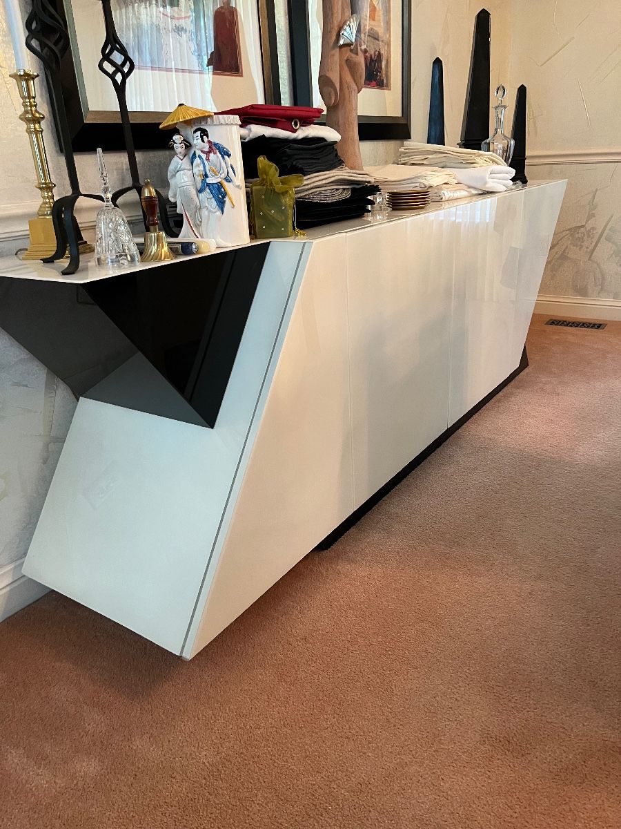 CONTEMPORARY WHITE AND BLACK LACQUER DINING TABLE IN PERFECT CONDITION WITH MATCHING  BUFFET  AND CHAIRS