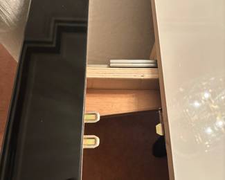 LEAF GOES OF EACH END OF TABLE