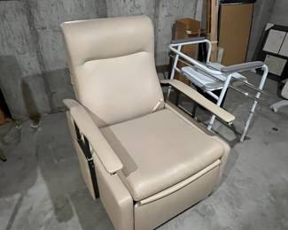 LAY FLAT RECLINER IN PERFECT CONDITON