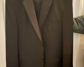 SUIT/TUXEDO