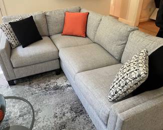 GRAY TWEED SECTIONAL AND 4 PILLOWS
