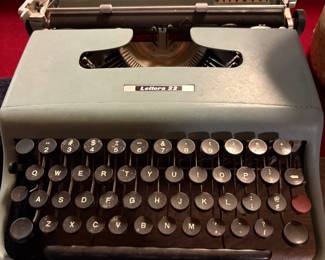 a manual Olivetti typewriter, the carriage does not seem to move