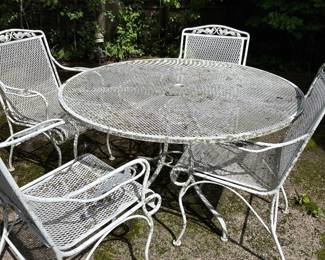 Russell Woodard vintage patio set, table and 4 chairs with a rose top crest