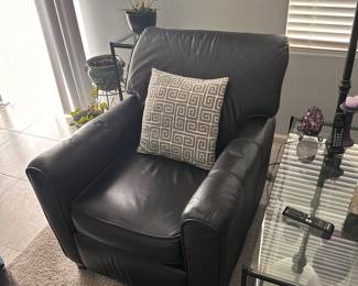 Pair of faux leather recliners