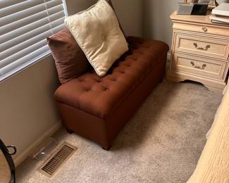 Upholstered storage bench 