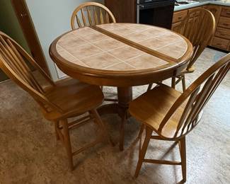 Oak Style Pedestal Dining Table with Four Chairs
