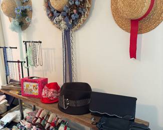 Women’s hats & accessories 