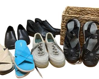 2178 - 6 pairs of Assorted Shoes w/ storage basket (Description): sizes 8.5 & 9