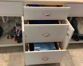 1327 - Bathroom Vanity Lot, 3 Drawers & 2 Doors (Description): Includes towels & miscellaneous items.