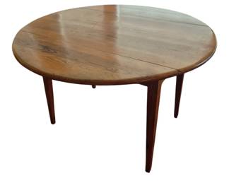 621 - Round Drop Leaf Table 30"x47"x25" (Description): Round drop leaf table that opens to 47  inches. Features tapered legs and warm wood  tones. Measures 30 inches by 47 inches by 25  inches.