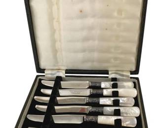 344 - Knife Set w/ Mother of Pearl Handles in Case (Description): Table knife set featuring mother of pearl  handles, presented in its original fitted  case. The case measures 8 inches by 6.5  inches.