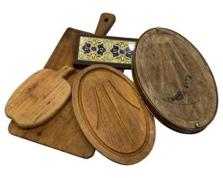 677 - Group Cutting Boards & Serving Trays (Description): Collection of wooden cutting boards and  serving trays. Includes various styles  featuring different shapes and designs.  Largest measures 20 inches by 12 inches.