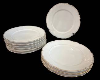 471 - 10 Porcelain Plates 9.5 & 8" (Description): A set of ten porcelain plates in two sizes,  measuring 9.5 inches and 8 inches in  diameter.
