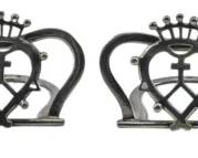 104 - 5 Wilson & Sharp 1895 Victorian Menu Holders (Description): Set of five Victorian menu holders by Wilson  & Sharp, dated 1895. These elegant holders  feature decorative openwork designs with  crown-like tops and curved horseshoe-shaped  bases. Each measures 1.5" x 2" x 1.5".