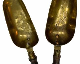 665 - 2 Vtg Brass Scoops w/ Wood Handles 11"x3"x1" (Description): A pair of vintage brass scoops featuring  turned wooden handles. These utilitarian  scoops show a warm patina consistent with age  and use. Each scoop measures 11 inches by 3  inches by 1 inch.