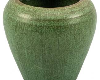 722 - American/British Art Pottery Vase 4" (Description): American or British art pottery vase with a  classic form. Measures 4 inches in height.
