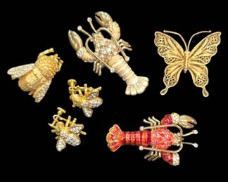 2811 - MCM Gold Tone Figural Insect Brooches (Description): Collection of mid-century modern gold tone  figural brooches featuring insects and  crustaceans. The group includes two lobster  brooches with rhinestone accents, one  featuring enamel detailing in red and orange tones. Also included are a filigree butterfly  brooch, a textured bee brooch, and a pair of  small rhinestone-studded bee earrings with  green crystal eyes.