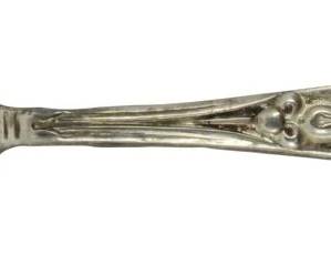 1918 - Vintage SB Sterling Spoon Brooch 0.15oz (Description): Vintage sterling silver spoon brooch marked  SB. Features a decorative shell-shaped bowl  and ornate handle design. Weighs 0.15oz.