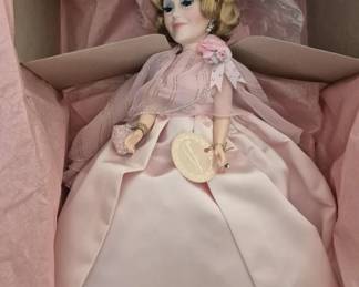 1389 - Madame Alexander #2290 Herself Doll 20" (Description): The doll comes in original packaging with tag  attached.