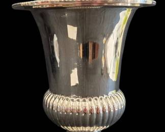 517 - Williamsburg Champagne Bucket w/ Lid 10"x14" (Description): Williamsburg silver-plated champagne bucket  with lid. This elegant urn-form cooler  features a flared rim with gadrooned edge,  smooth polished body, and half-fluted lower  section with lobed decoration. The domed lid is topped with an acanthus-detailed ball  finial and has matching gadrooned edging. The  bucket rests on a stepped circular pedestal  base. Measures 10 inches wide by 14 inches  tall.