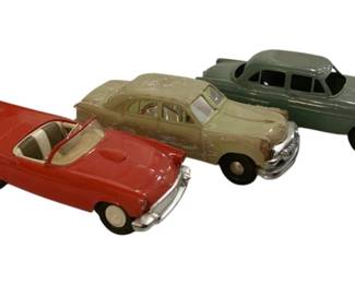 2765 - 3 Vintage Model Cars (Description): A collection of three vintage model cars. The  set includes various styles and colors,  showcasing classic automotive designs from  the mid-20th century.