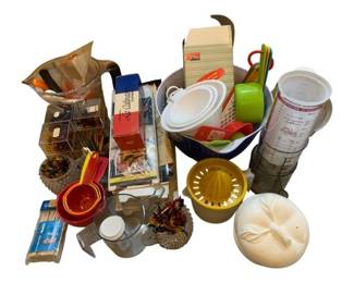 1152 - Assorted Kitchen Items