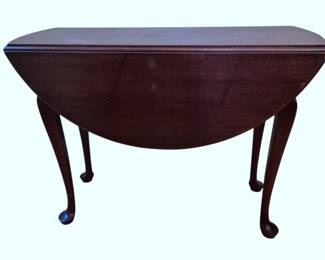 600 - Queen Anne Drop Leaf Table 27"x39"x15" (Description): Queen Anne style drop leaf table featuring  graceful cabriole legs with pad feet. The  table measures 27 inches high by 39 inches  wide by 15 inches deep with leaves down.