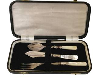 345 - Hors d'Oeuvre Serving Set in Box, MOP Handles (Description): A set of three hors d'oeuvre serving utensils  with mother of pearl handles, presented in  their original case. The case measures 8  inches by 4 inches.