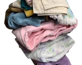 2117 - Lot of Assorted Towels & 2 Scales (Description): A lot of assorted towels in various colors  and sizes, accompanied by two scales. The  towels include a mix of bath towels, hand  towels, and washcloths in shades of pink,  purple, blue, cream, green, brown, and patterned designs.