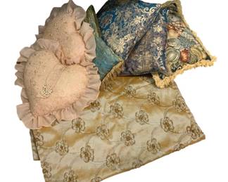 2101 - King Size Bed Scarf w/ Decor Pillows