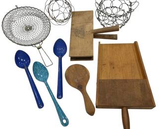 942 - Assorted Vintage Kitchen Accessories