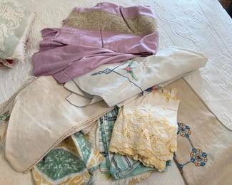 1376 - Linens Lot (Description): A lot of assorted linens including various  textiles and fabric pieces.